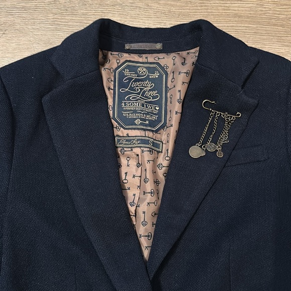 GORGEOUS Navy Blazer by Twenty Three - Picture 2 of 10